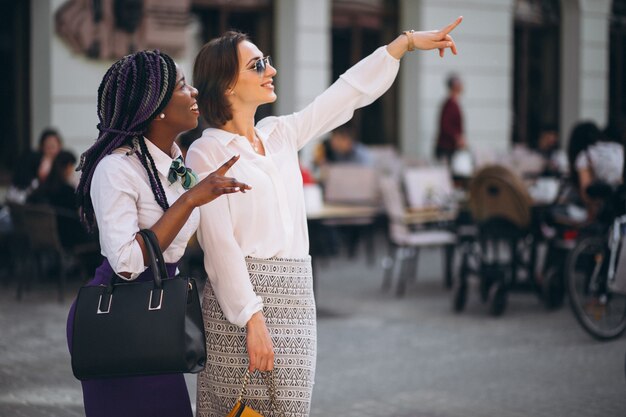 Amigas internacionales en la calle