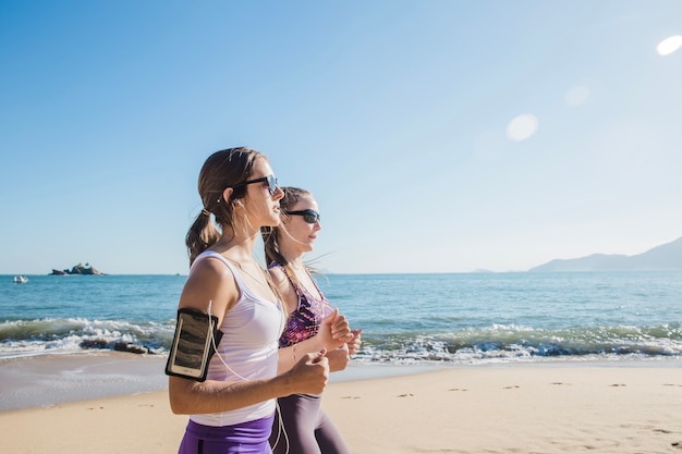 Amigas jóvenes corriendo y respirando