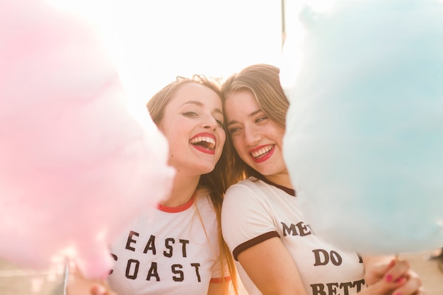 Amigas jóvenes felices en el parque de atracciones