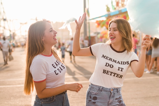 Foto gratuita amigas jóvenes felices en el parque de atracciones