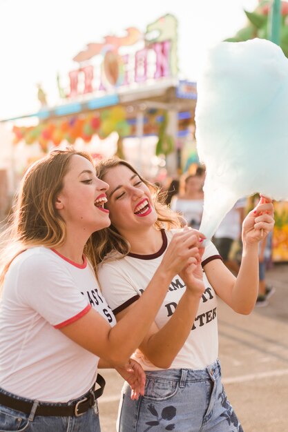 Amigas jóvenes felices en el parque de atracciones