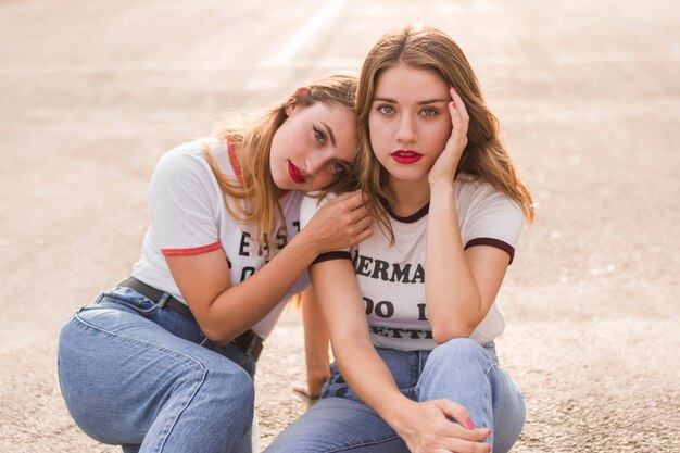 Amigas jóvenes guapas posando