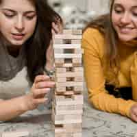 Foto gratuita amigas jugando a la jenga