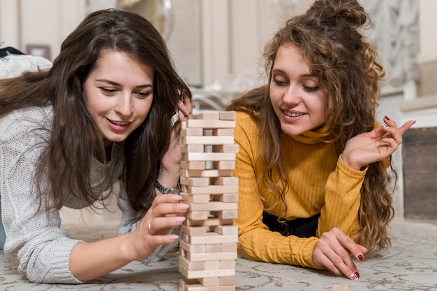 Amigas jugando a la jenga