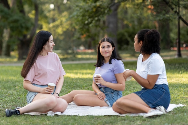 Amigas juntas en el parque