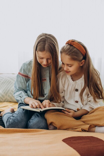 Amigas leyendo un libro juntos en casa