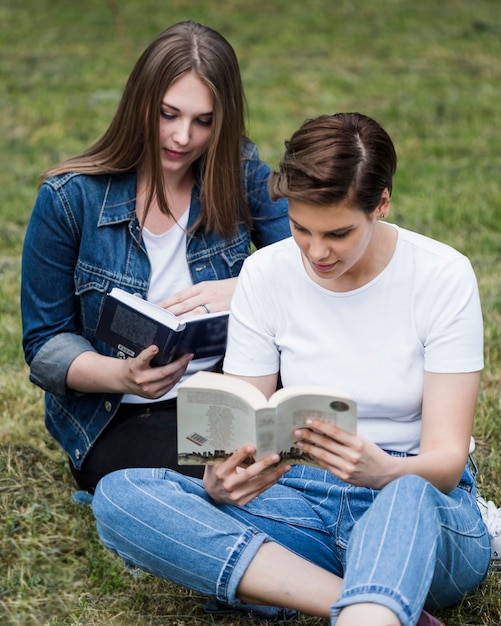 Foto gratuita amigas leyendo en el parque