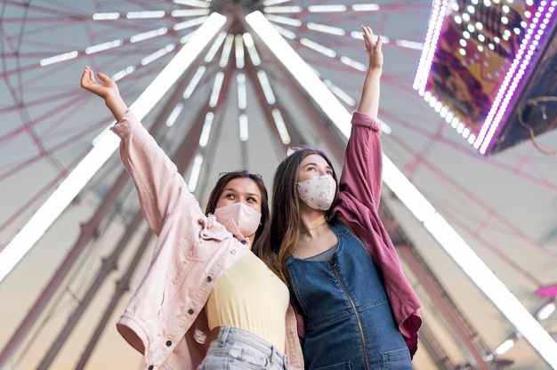 Amigas con máscaras en el parque de atracciones