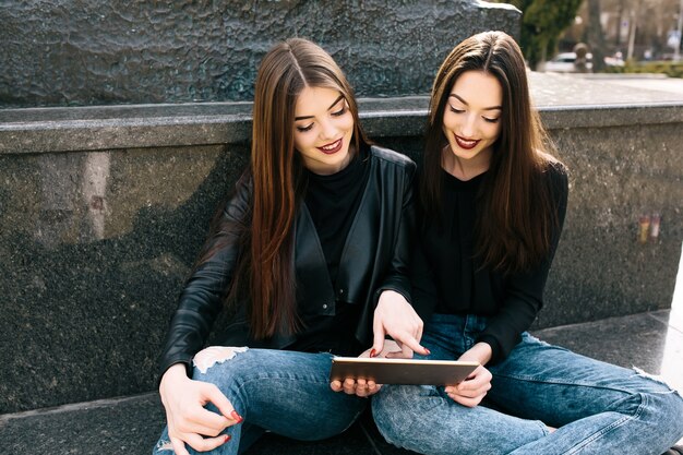 Amigas mirando una tablet