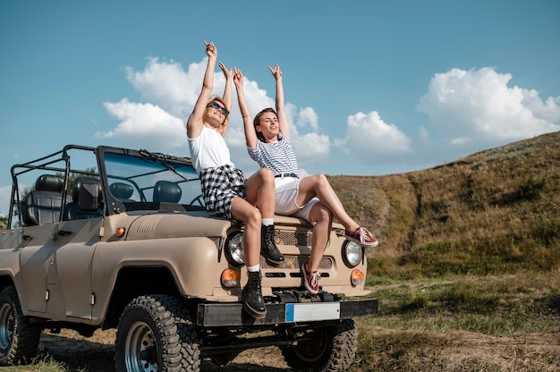 Amigas pasar un buen rato mientras viaja en coche