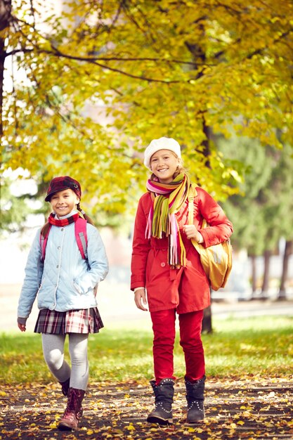 Amigas paseando por el parque