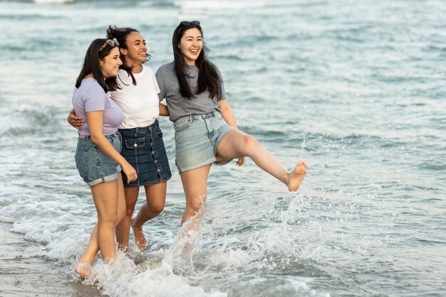 Amigas en la playa juntos