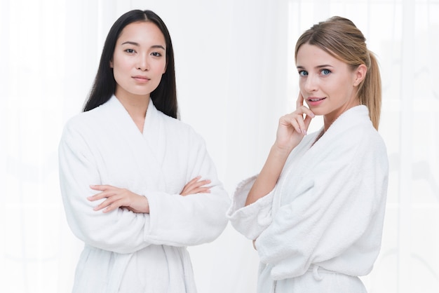 Foto gratuita amigas posando con albornoz en un spa