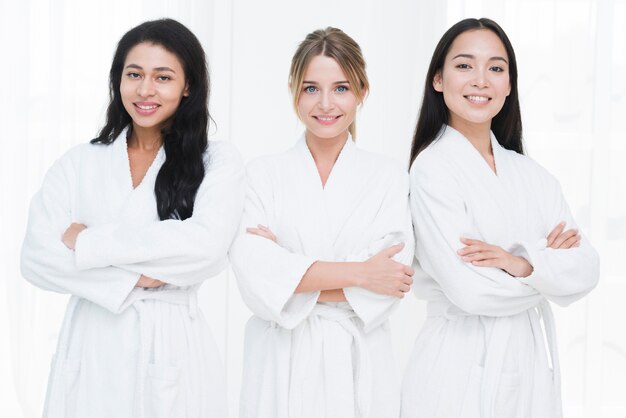 Amigas posando con albornoz en un spa