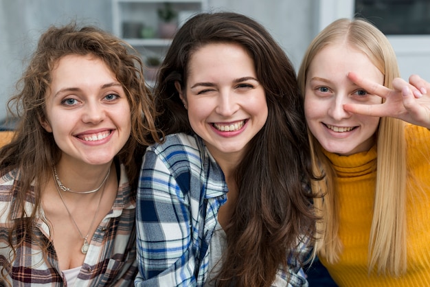 Foto gratuita amigas posando para una foto