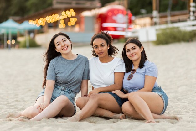 Amigas posando juntos en la playa