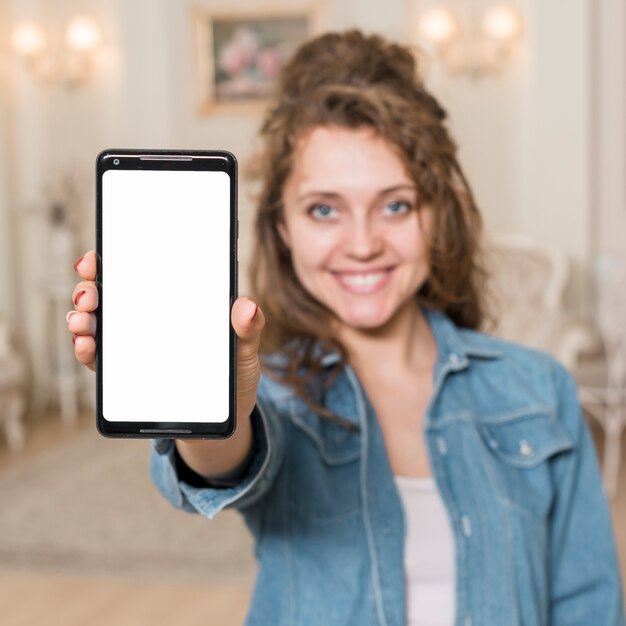 Amigas posando con un smartphone