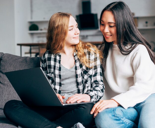 Amigas que usan la computadora portátil