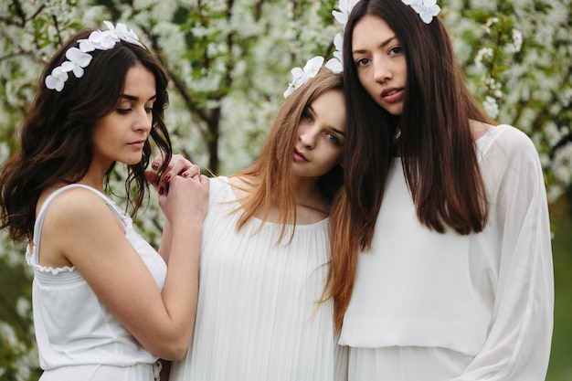 Amigas relajadas con ropa blanca