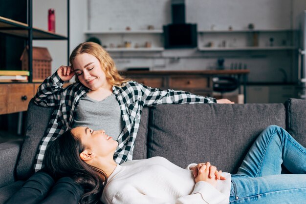 Amigas relajantes en casa