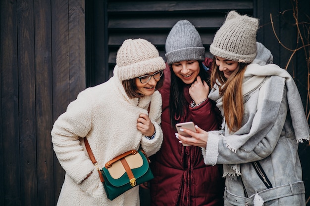 Amigas reunidas en invierno fuera de la calle