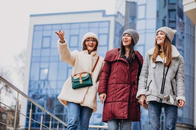 Amigas reunidas en invierno fuera de la calle