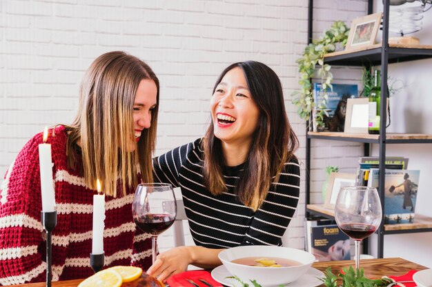 Amigas riendo en cena de navidad