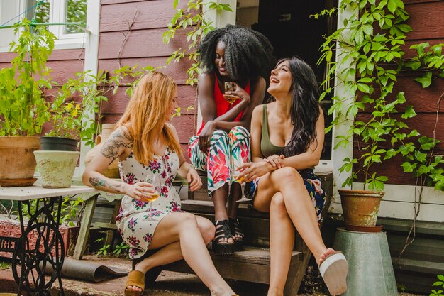 Amigas riéndose con copas de vino