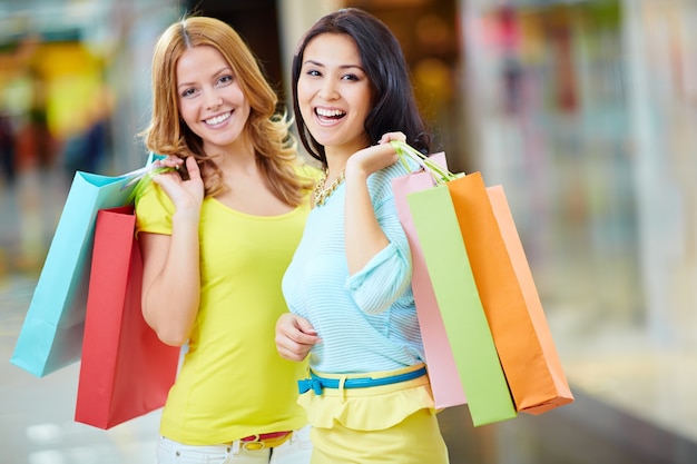 Amigas satisfechas con su día de compras