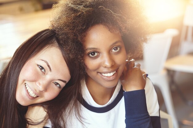 Amigas sentadas en la cafetería