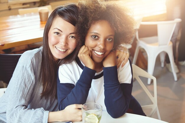 Amigas sentadas en la cafetería