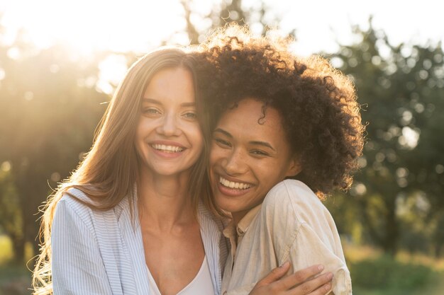 Amigas sonriendo y abrazándose