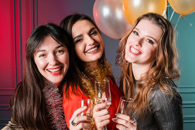 Amigas sonriendo en fiesta de año nuevo