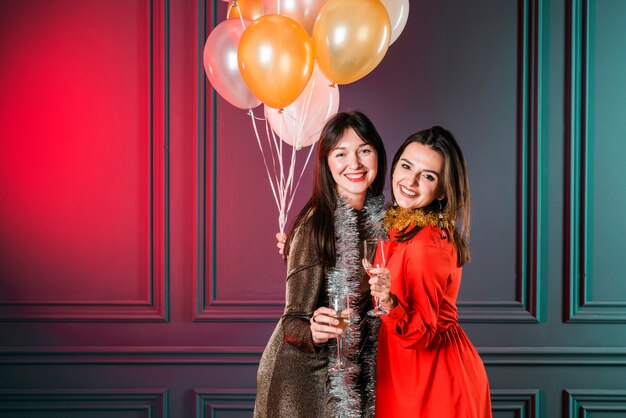 Amigas sonriendo en fiesta de año nuevo