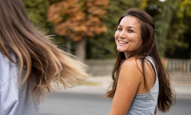 Amigas sonrientes en la ciudad