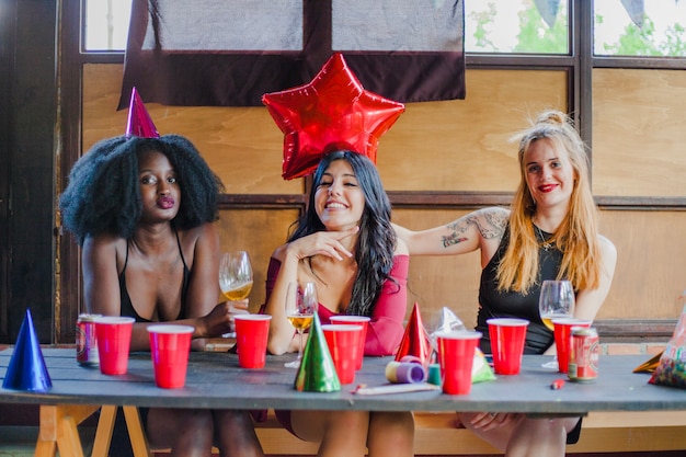 Amigas sonrientes en fiesta de cumpleaños