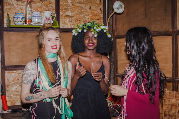 Amigas sonrientes en la fiesta de la primavera