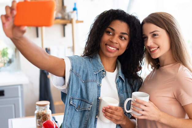 Amigas sonrientes tomando un selfie juntos