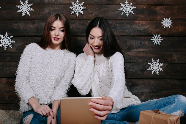 Amigas con una tableta nueva