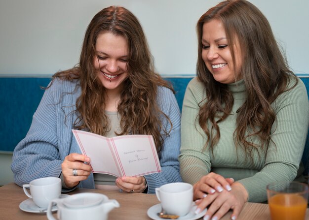 Amigas de talla grande pasando tiempo juntas en un restaurante