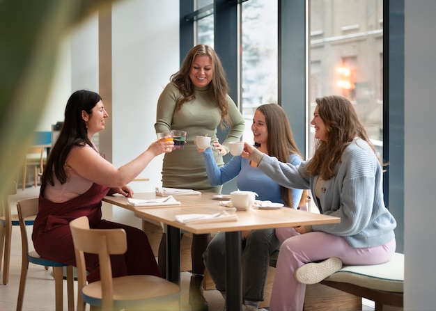 Amigas de talla grande pasando tiempo juntas en un restaurante