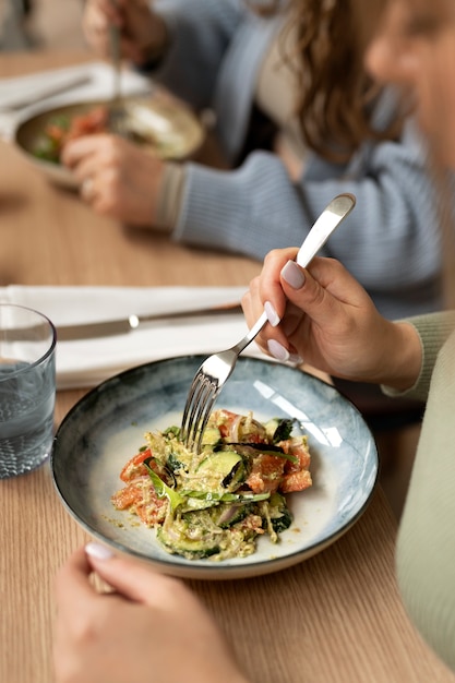 Foto gratuita amigas de talla grande pasando tiempo juntas en un restaurante