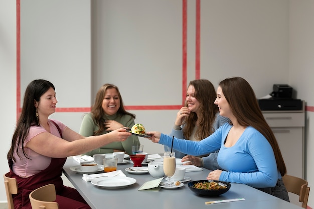 Amigas de talla grande pasando tiempo juntas en un restaurante