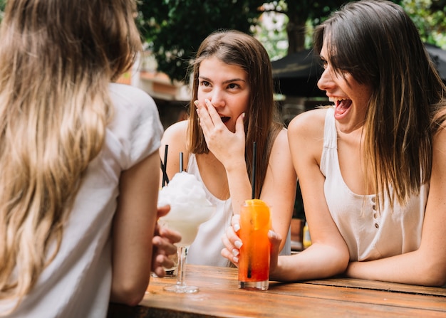 Foto gratuita amigas en la terraza