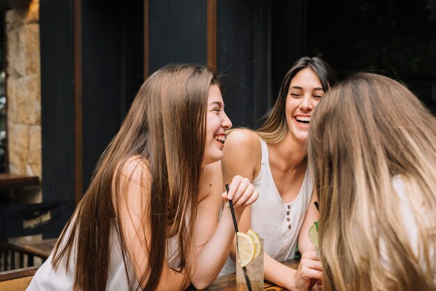 Amigas en la terraza