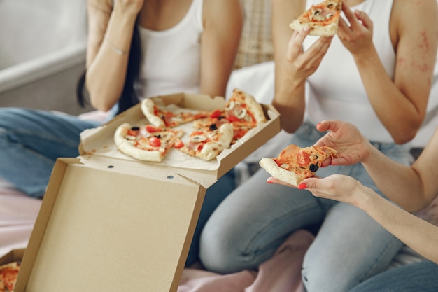 Las amigas tienen una fiesta de pijamas en casa