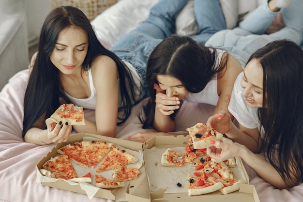 Foto gratuita las amigas tienen una fiesta de pijamas en casa