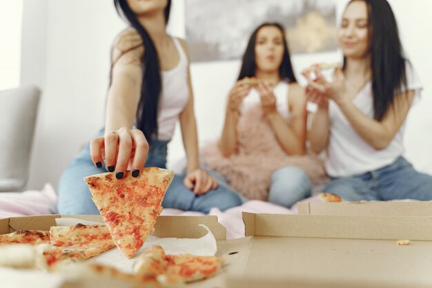 Las amigas tienen una fiesta de pijamas en casa