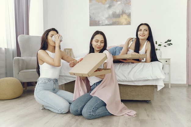 Las amigas tienen una fiesta de pijamas en casa