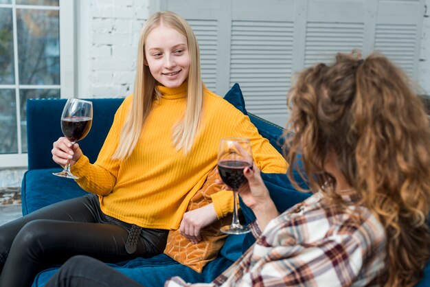 Amigas tomando una copa de vino